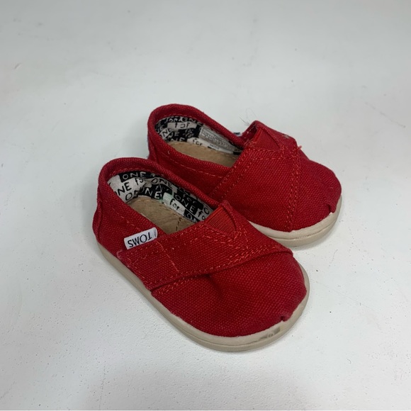 Tiny Toms classic slip-on shoe in red size 3 - Picture 1 of 6